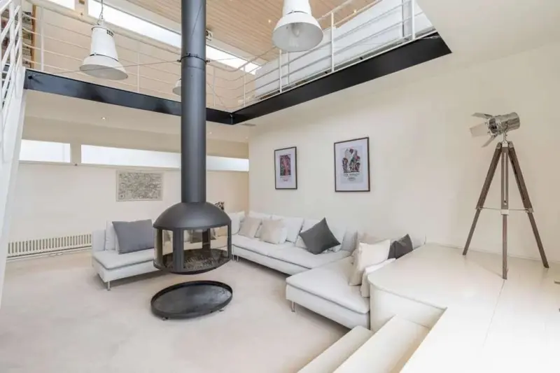 Britain's biggest houseboat in London Bridge