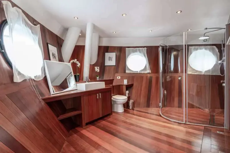 Britain's biggest houseboat in London Bridge